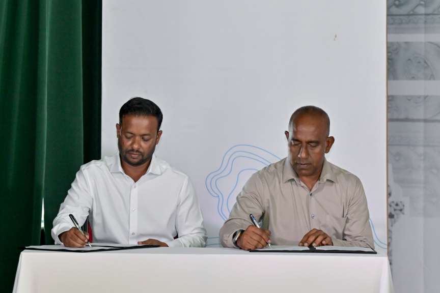 aldives Transport and Contracting Company (MTCC) contracted HDh. Naivaadhoo land reclamation and shore protection project on August 25. 2025. (Photo/President's Office)